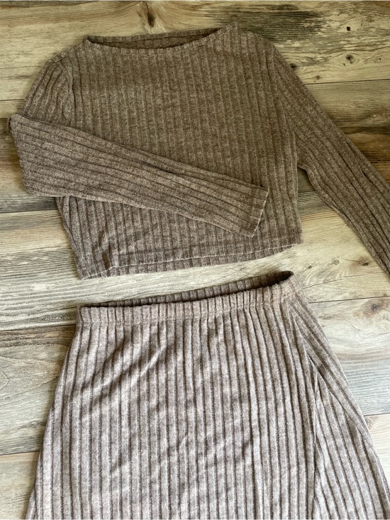 Dresses & Skirts - ⭐️3 for $13⭐️
Ribbed Knit Two-Piece Skirt Set in Taupe